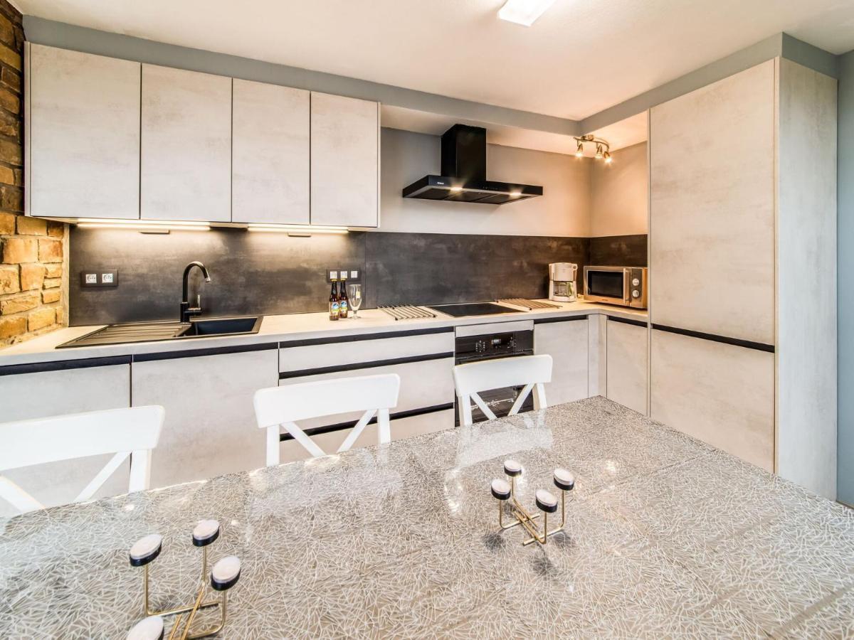 Modern Holiday Home In Lavacherie Sainte-Ode Bagian luar foto